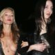 Η γυμνόστηθη Kate Moss με τη φίλη της.