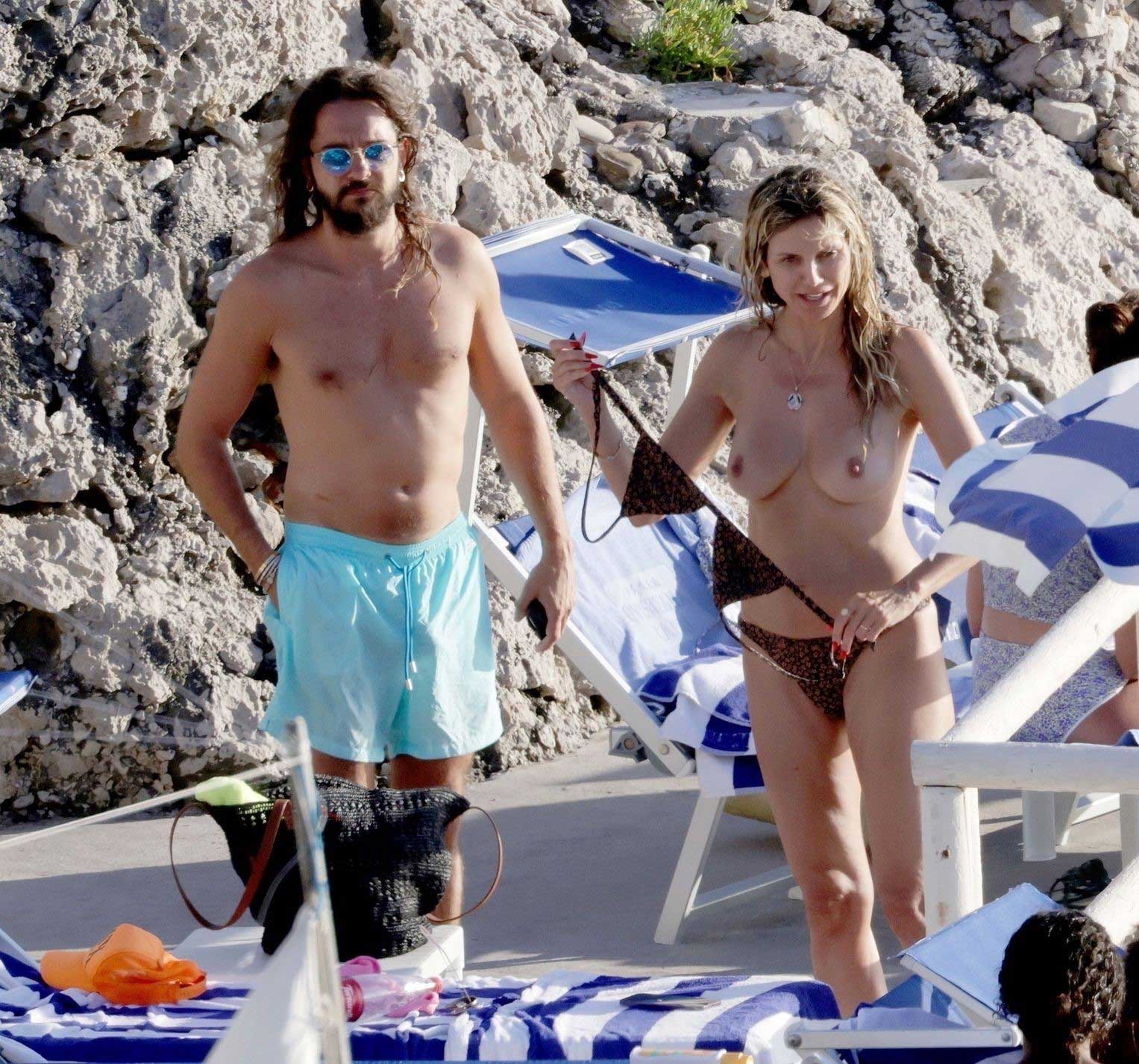 Η Heidi Klum γυμνόστηθη στην παραλία.