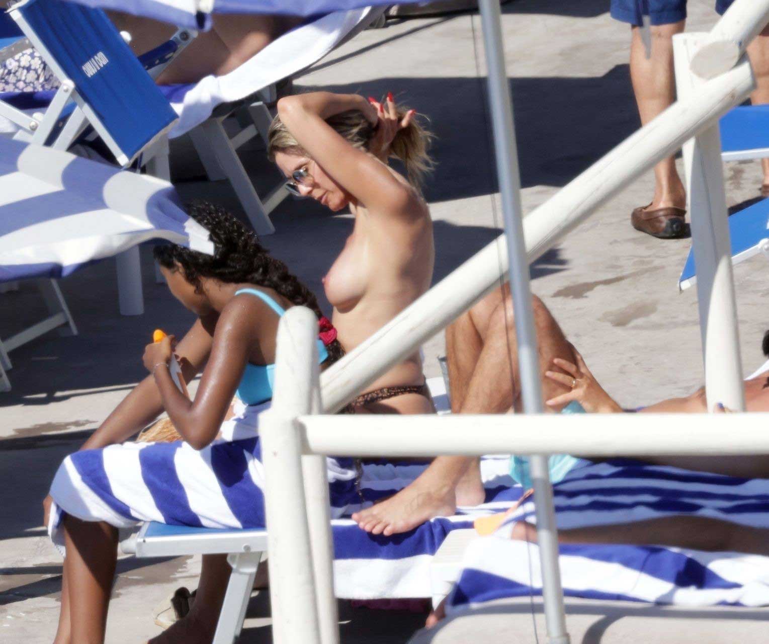 Η Heidi Klum γυμνόστηθη στην παραλία.