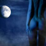 Κάθε πανσέληνος είναι ένα μικρό όργιο ανάμεσα σε κορμιά, φως και σκοτάδι. Ζήσε τη Full moon.