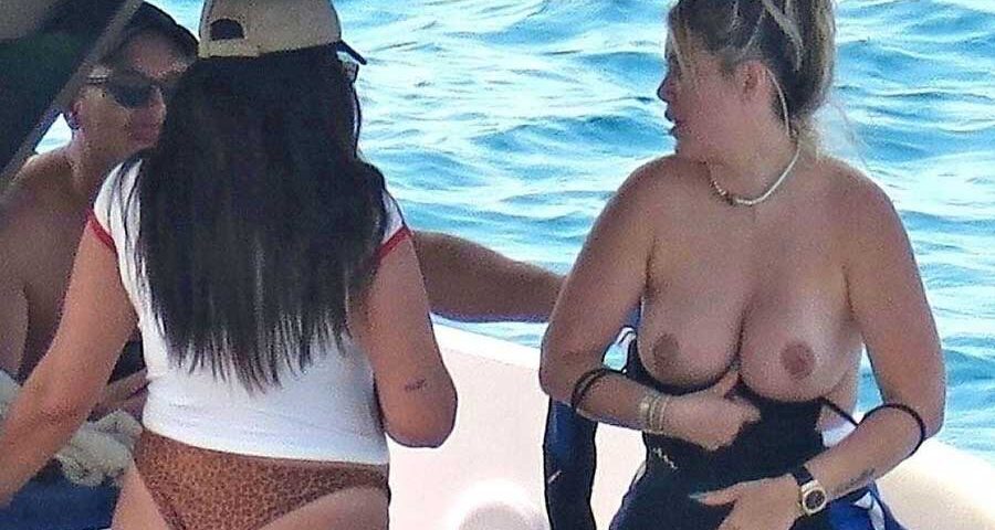 Η Wanda Nara: topless σε κότερο.