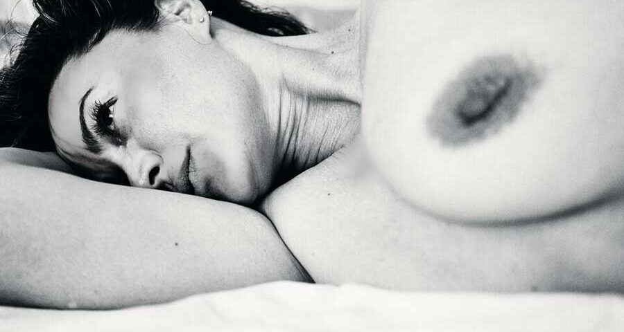 Moon Bloodgood: χωρίς ρούχα και αφάνταστα προκλητική.