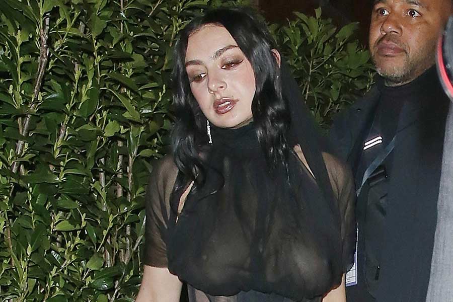 Η Charli XCX επέλεξε να φορέσει ένα εντελώς διάφανο φόρεμα.