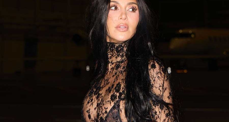 Η Kim Kardashian σε lace outfit.
