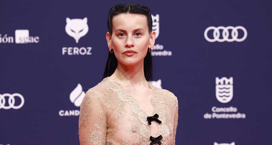 Milena Smit: με ένταση, με στυλ και με hard nipples.