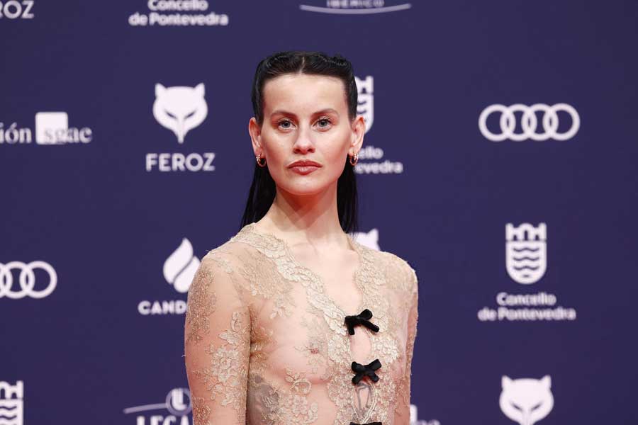 Milena Smit: με ένταση, με στυλ και με hard nipples.