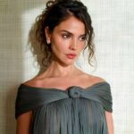 Eiza Gonzalez: φάνηκαν ξεκάθαρα τα βυζιά και οι ρώγες της.