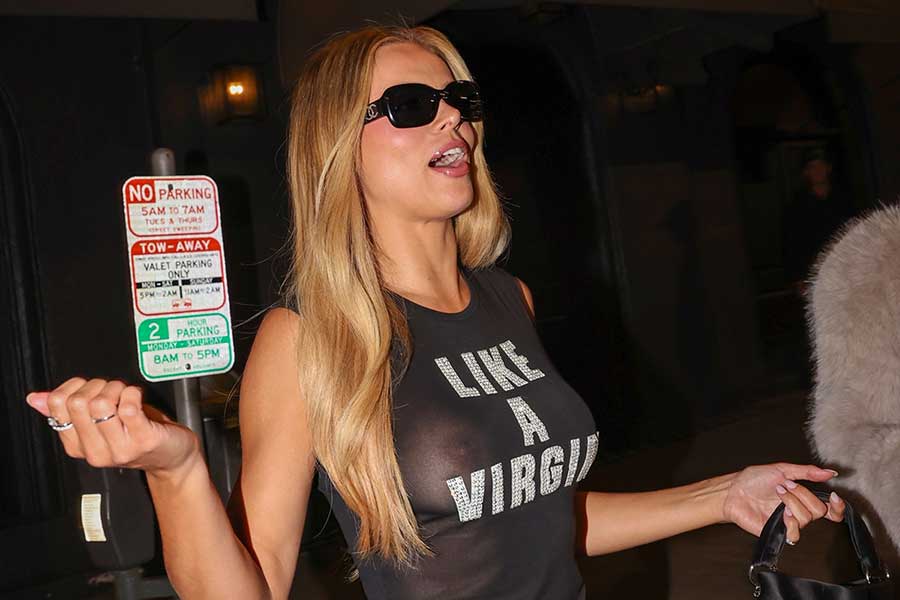 Brooks Nader: φάνηκαν τα μεγάλα βυζιά και οι μεγάλες ρώγες της.