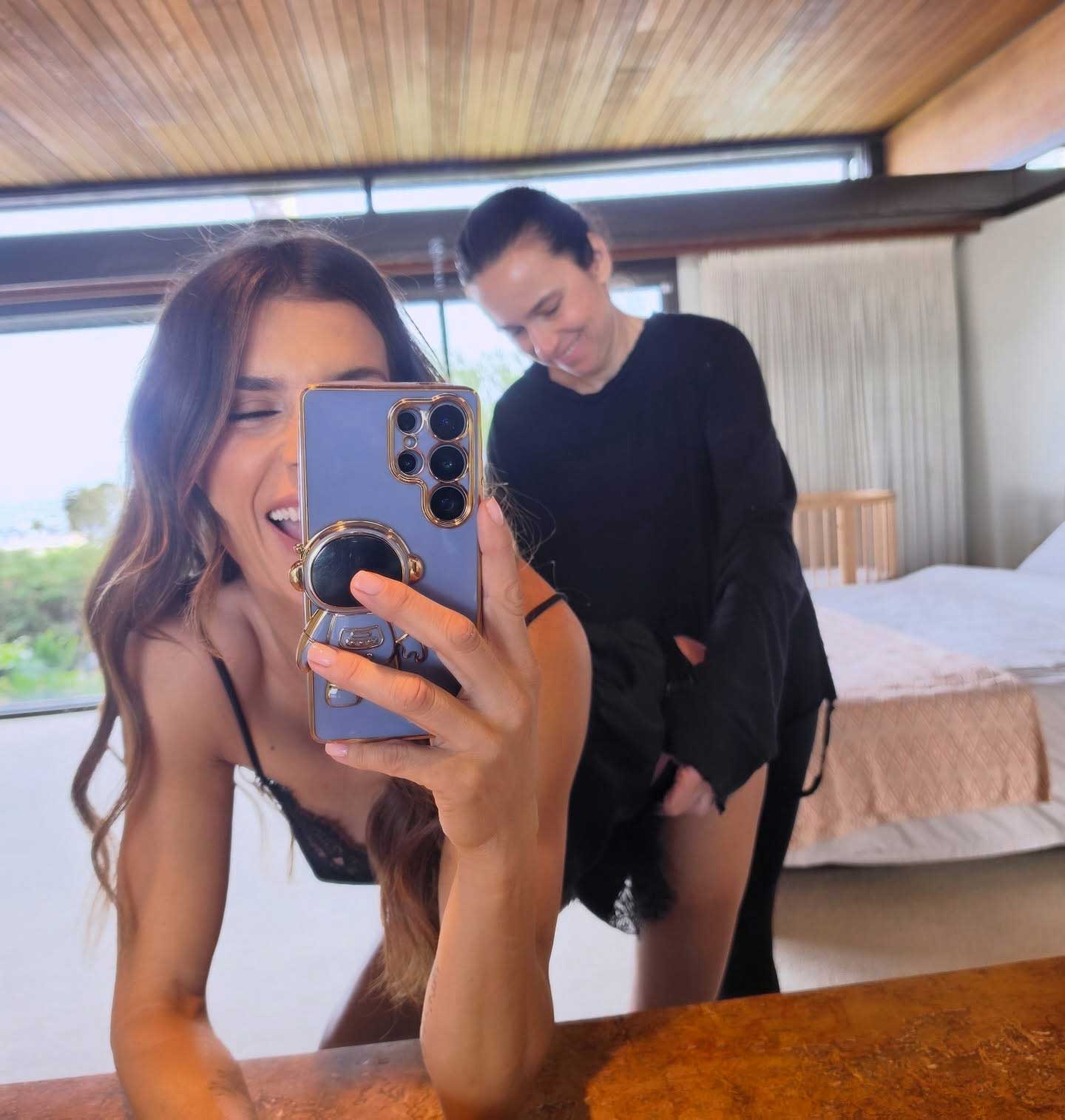 Elisabetta Canalis: μια φωτογράφιση που κόβει την ανάσα στη θεά της διάφανης δαντέλας της beauty in black.