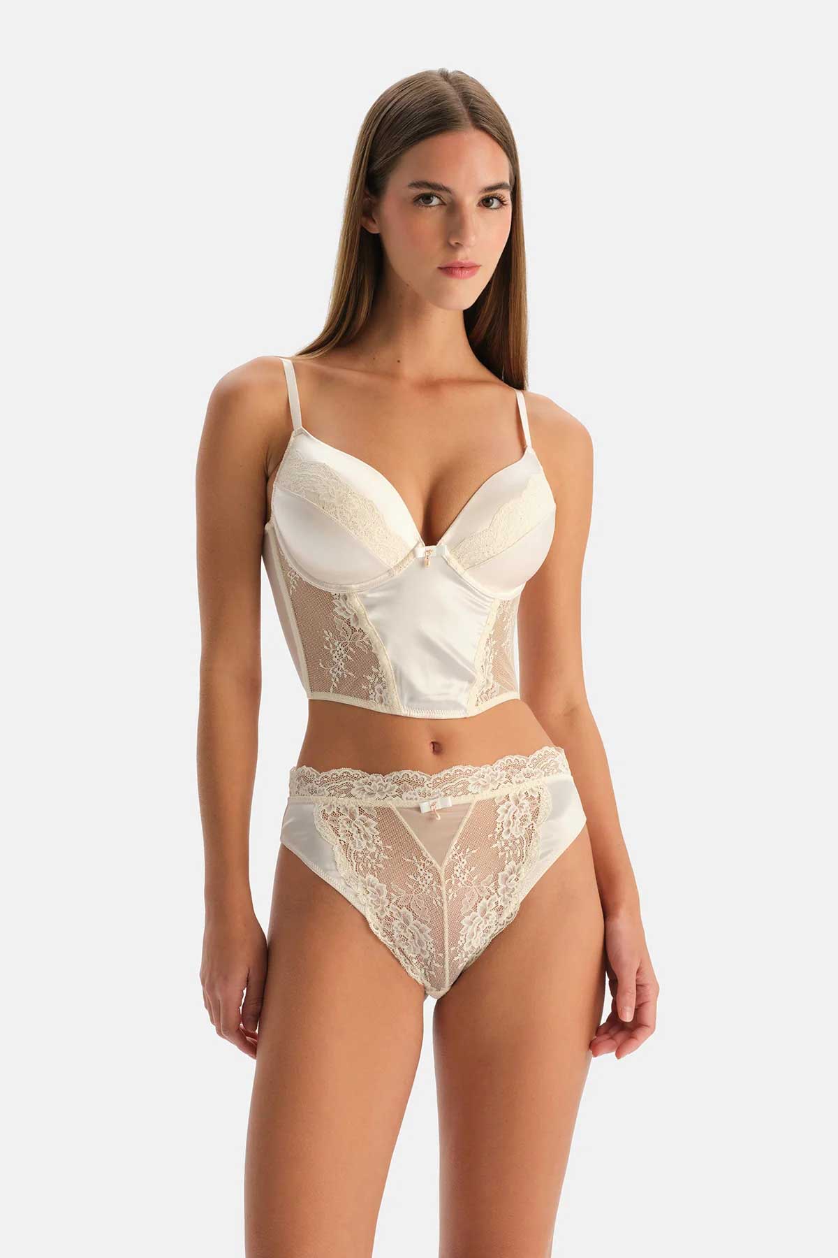 Emily Feld: φάνηκε ξεκάθαρα το μουνί της.