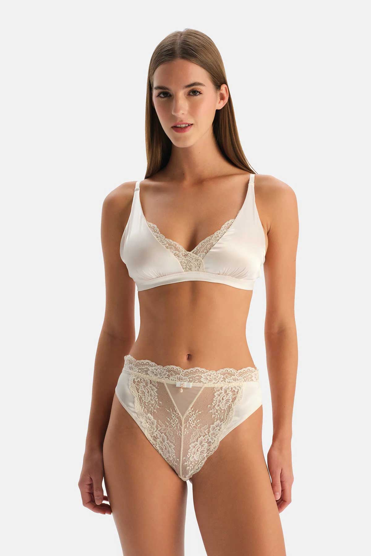 Emily Feld: φάνηκε ξεκάθαρα το μουνί της.