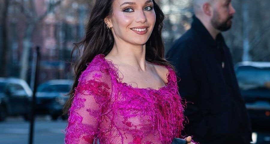 Maddie Ziegler: Το baby look και οι ρώγες του.