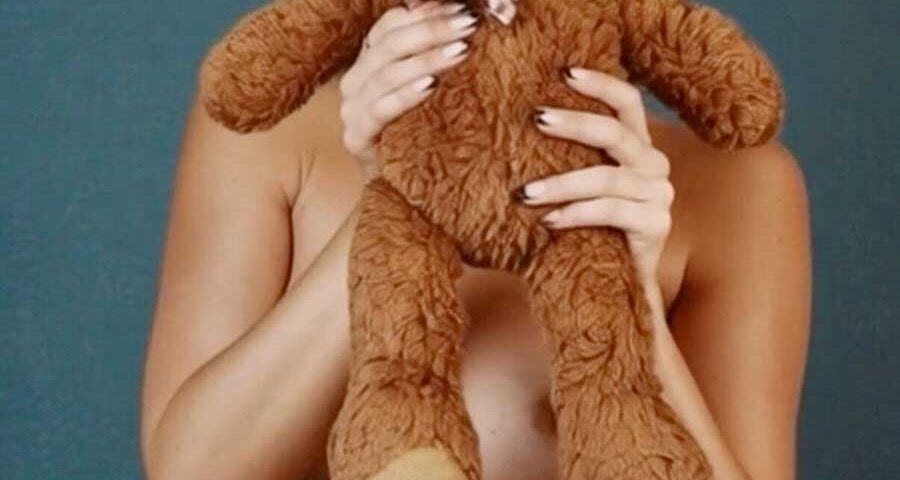 Tate McRae: «Το topless είναι my activity».