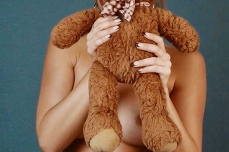 Tate McRae: «Το topless είναι my activity».
