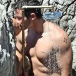 Dua Lipa, Callum Turner βάζουν χέρι ο ένας στον άλλο.