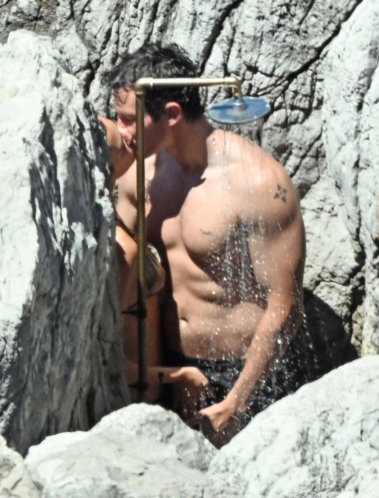Dua Lipa, Callum Turner βάζουν χέρι ο ένας στον άλλο.