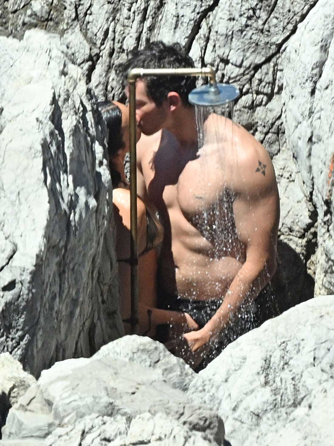 Dua Lipa, Callum Turner βάζουν χέρι ο ένας στον άλλο.