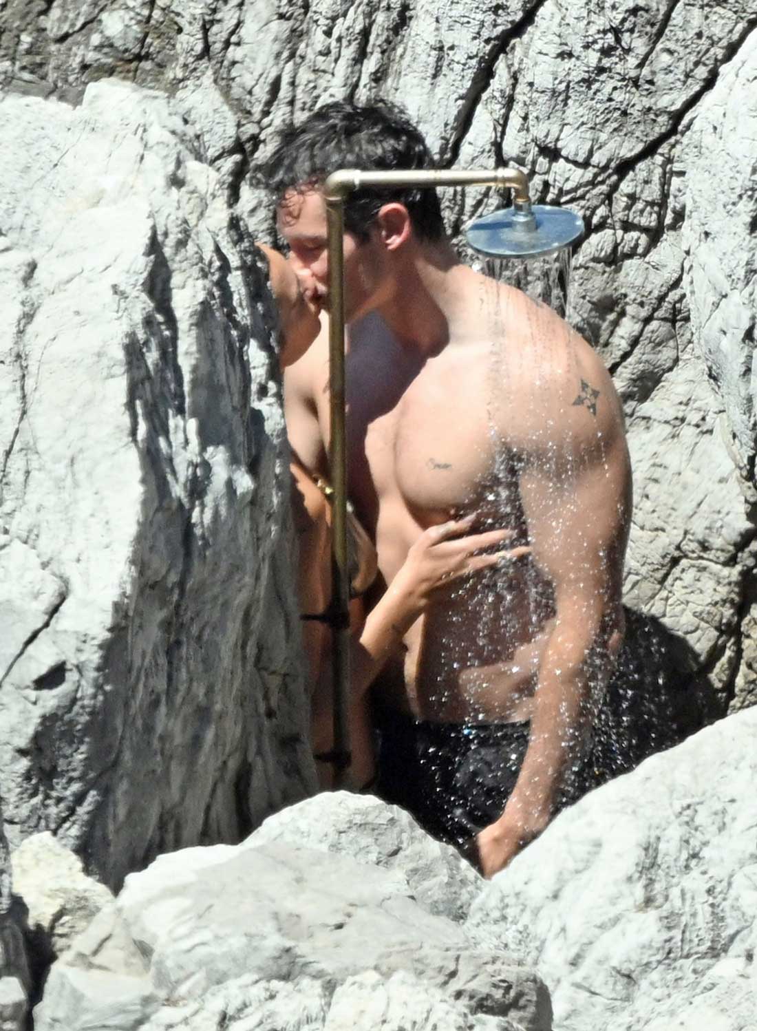 Dua Lipa, Callum Turner βάζουν χέρι ο ένας στον άλλο.