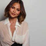 Chrissy Teigen: ρωτάει, how attractive am i;