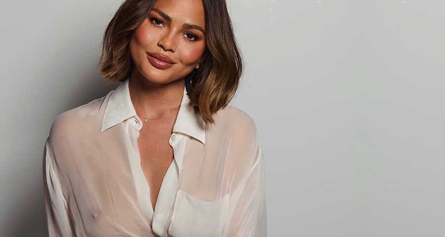 Chrissy Teigen: ρωτάει, how attractive am i;