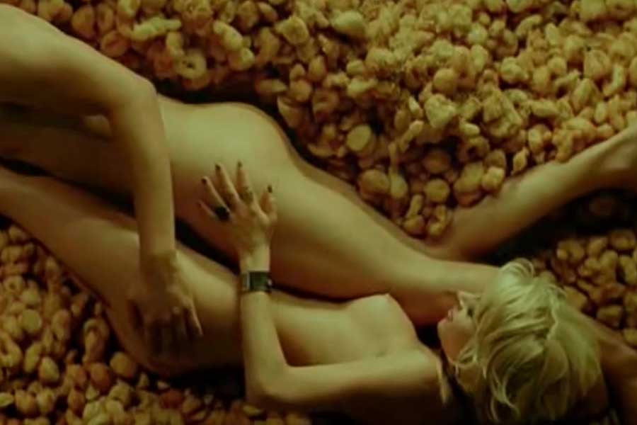 Φαίη Ξυλά: Γυμνή σε honey puffs.
