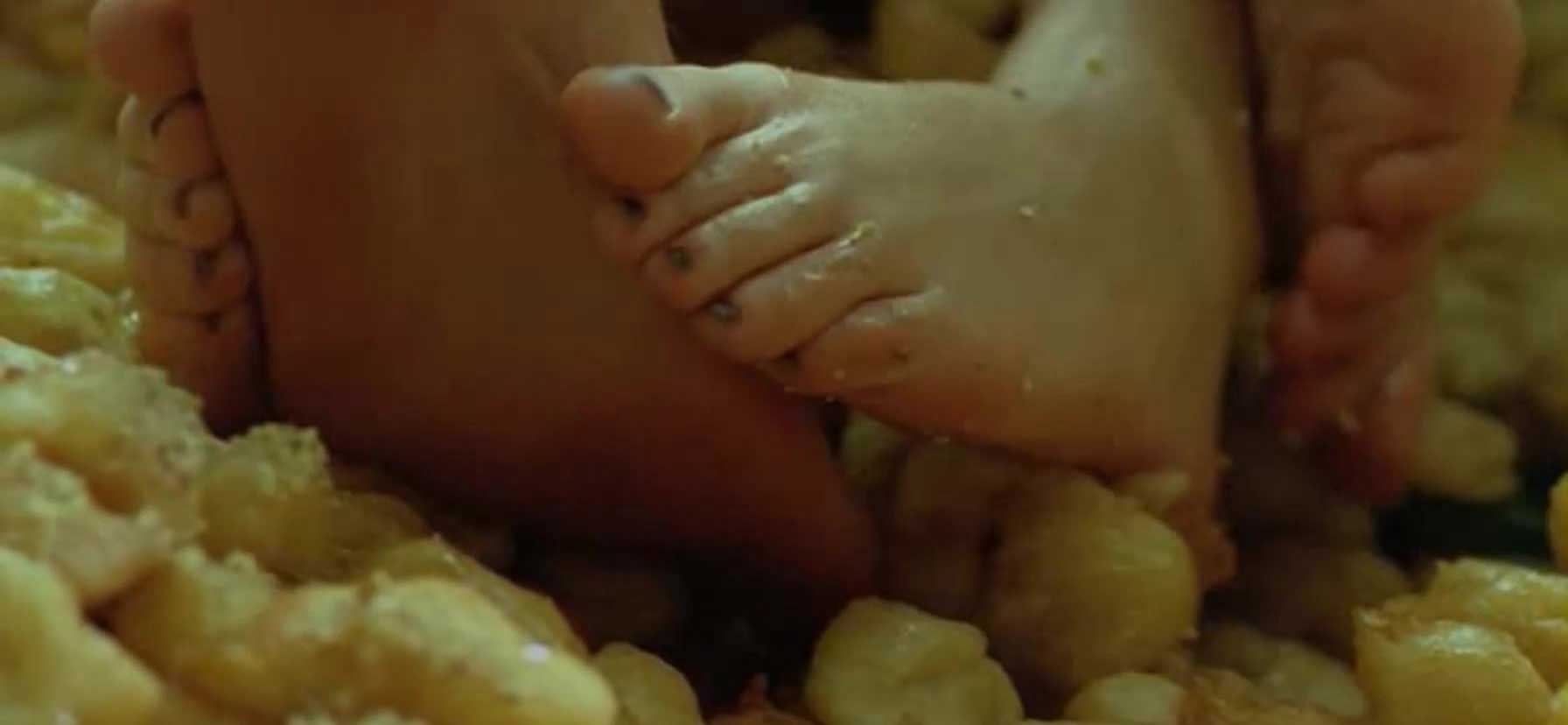 Φαίη Ξυλά: Γυμνή σε honey puffs.