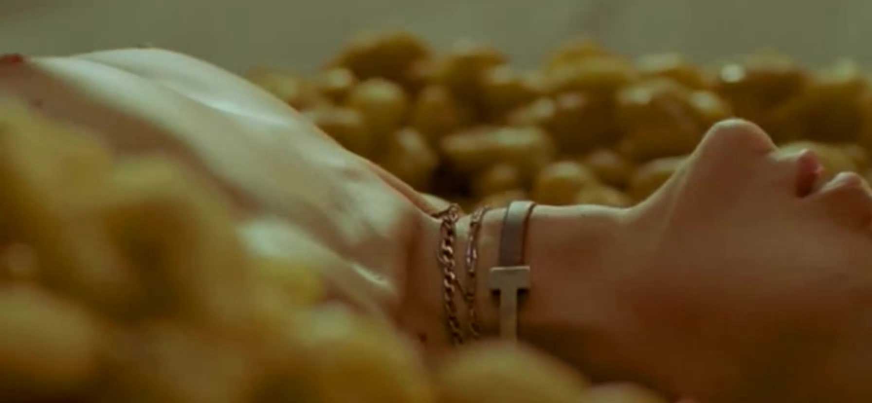 Φαίη Ξυλά: Γυμνή σε honey puffs.