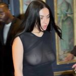 Charli XCX: με διάφανα black sails.