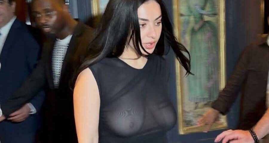 Charli XCX: με διάφανα black sails.