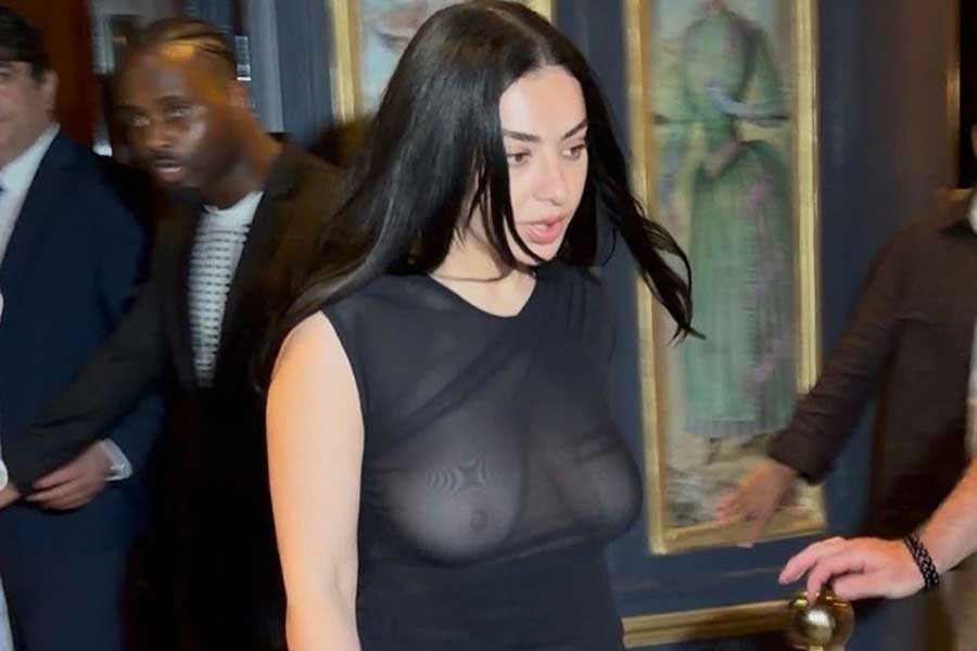 Charli XCX: με διάφανα black sails.