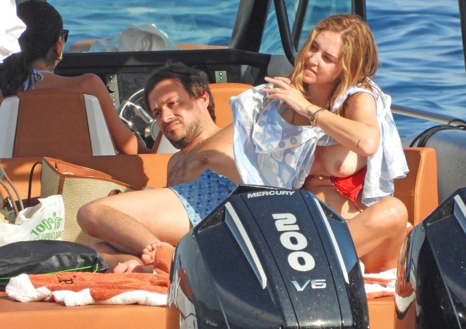 Chiara Ferragni: σκανδαλίζει τον κόσμο με τα γυμνά της, με ένα grinch smile.