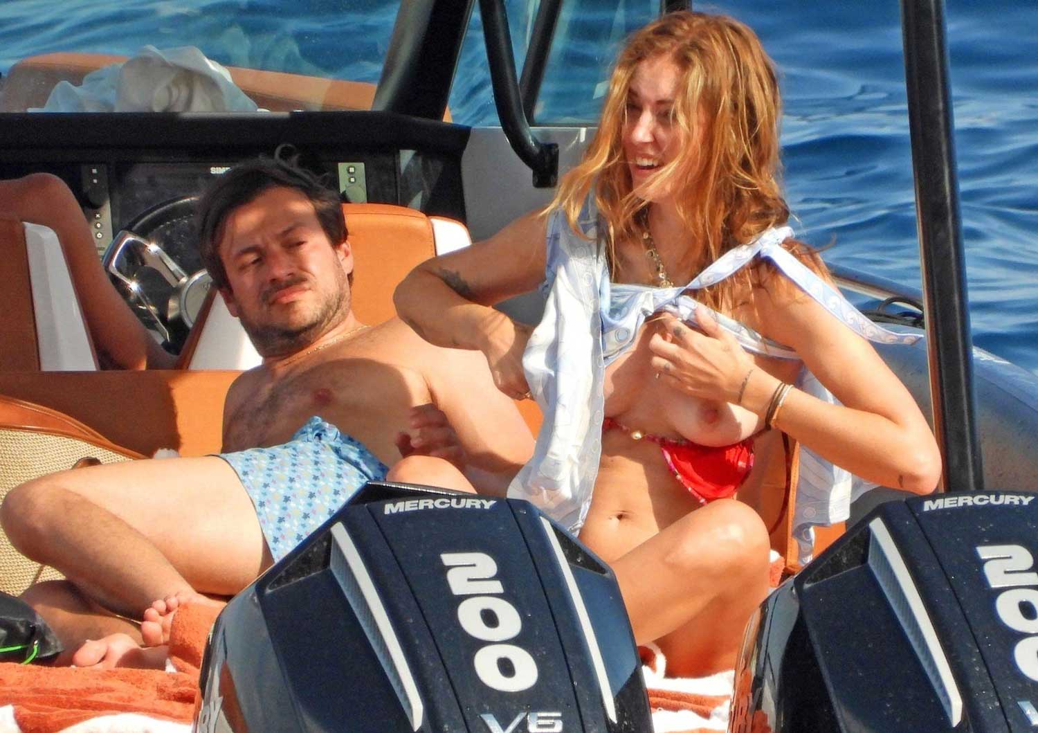 Chiara Ferragni: σκανδαλίζει τον κόσμο με τα γυμνά της, με ένα grinch smile.