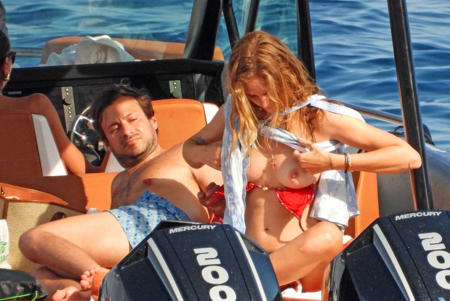 Chiara Ferragni: σκανδαλίζει τον κόσμο με τα γυμνά της, με ένα grinch smile.