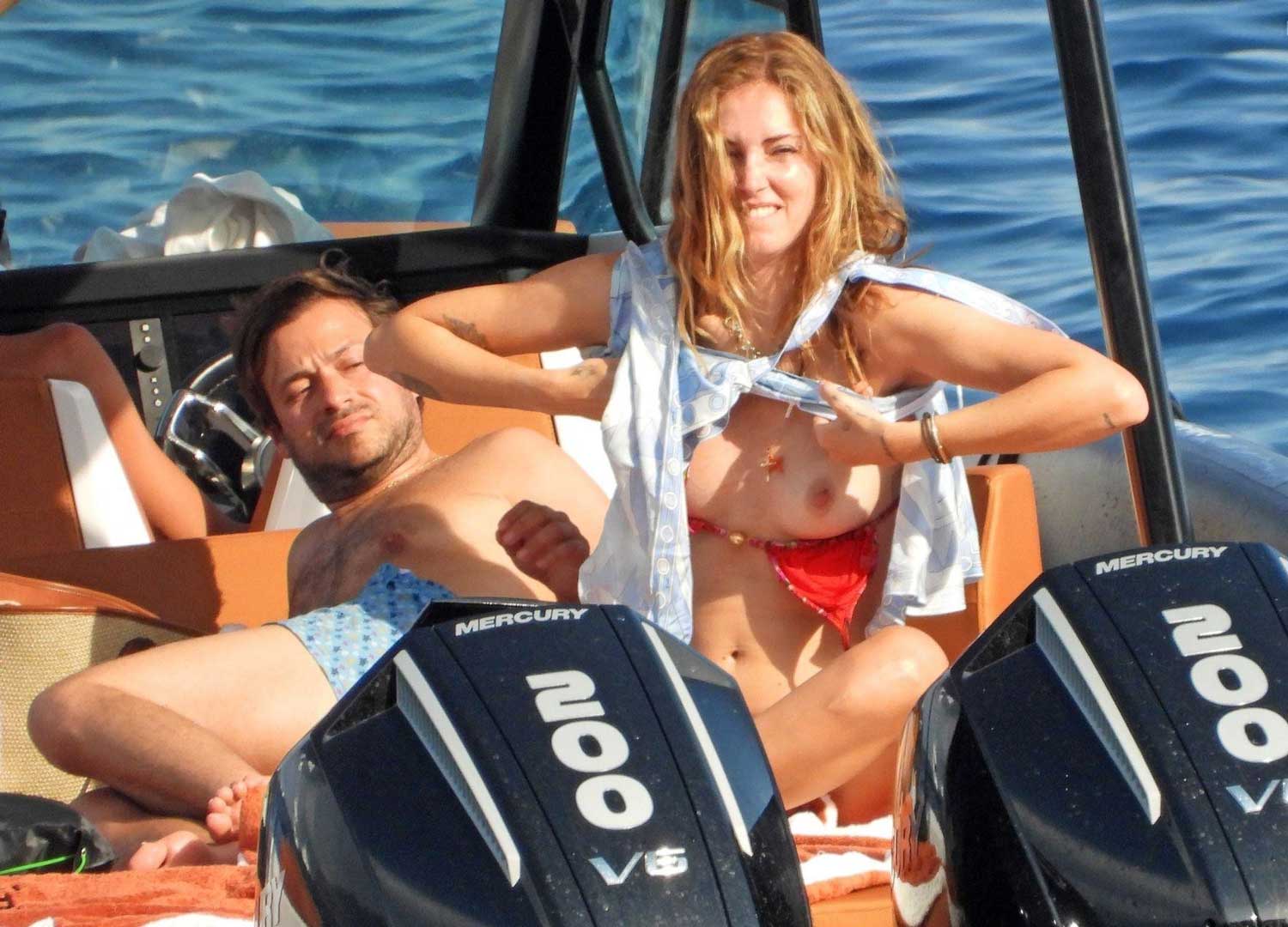 Chiara Ferragni: σκανδαλίζει τον κόσμο με τα γυμνά της, με ένα grinch smile.