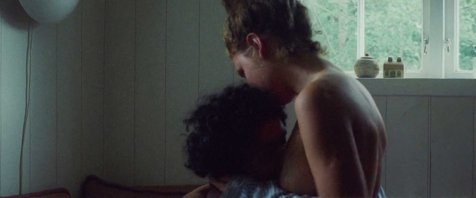 Ghabe: Στη φύση εξελίσσεται the love hypothesis.