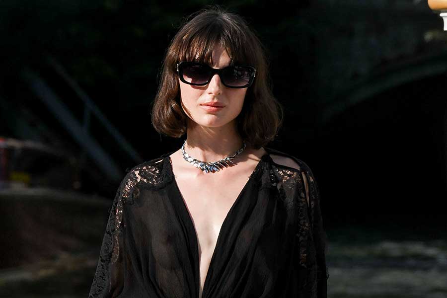 Alice Pagani: με ακριβά ρούχα μόδιστρων και με invisible bra.