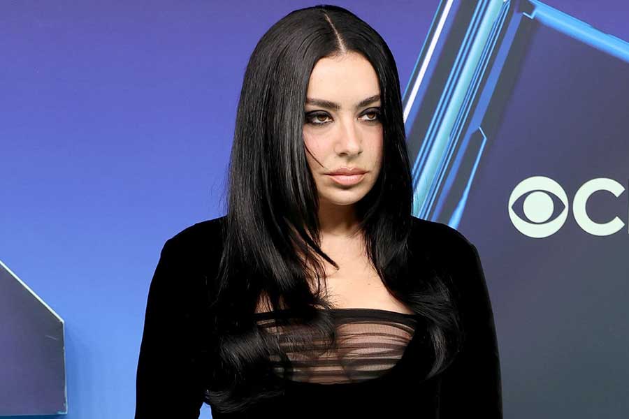 Charli XCX: Οι ρώγες της νέας queen of rap.