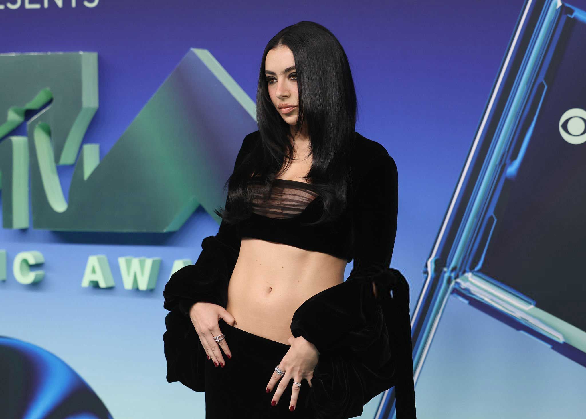 Charli XCX: Οι ρώγες της νέας queen of rap.
