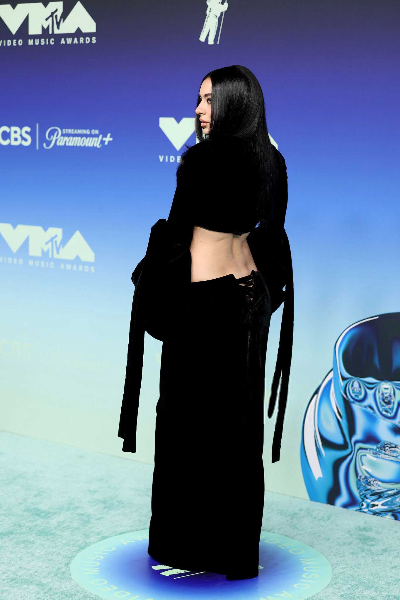 Charli XCX: Οι ρώγες της νέας queen of rap.